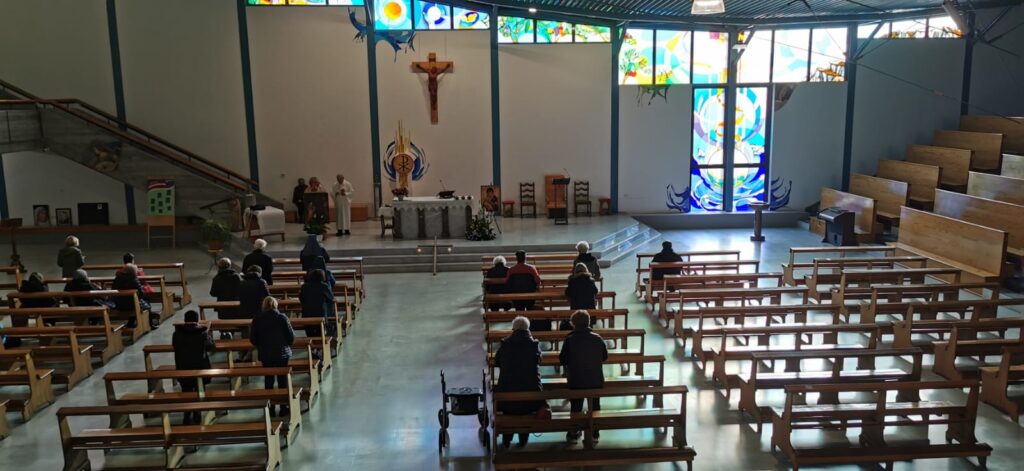 Panoramica dell'altare della parrocchia San Pio X Loano